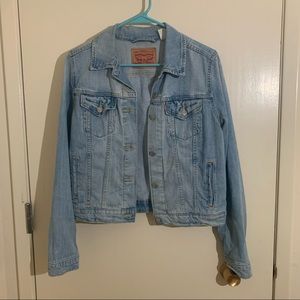 Levi’s Denim Jacket Light Wash (women’s L)